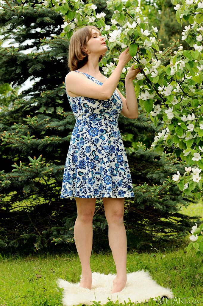 Voluptuous babe Aurelia Lu in the garden