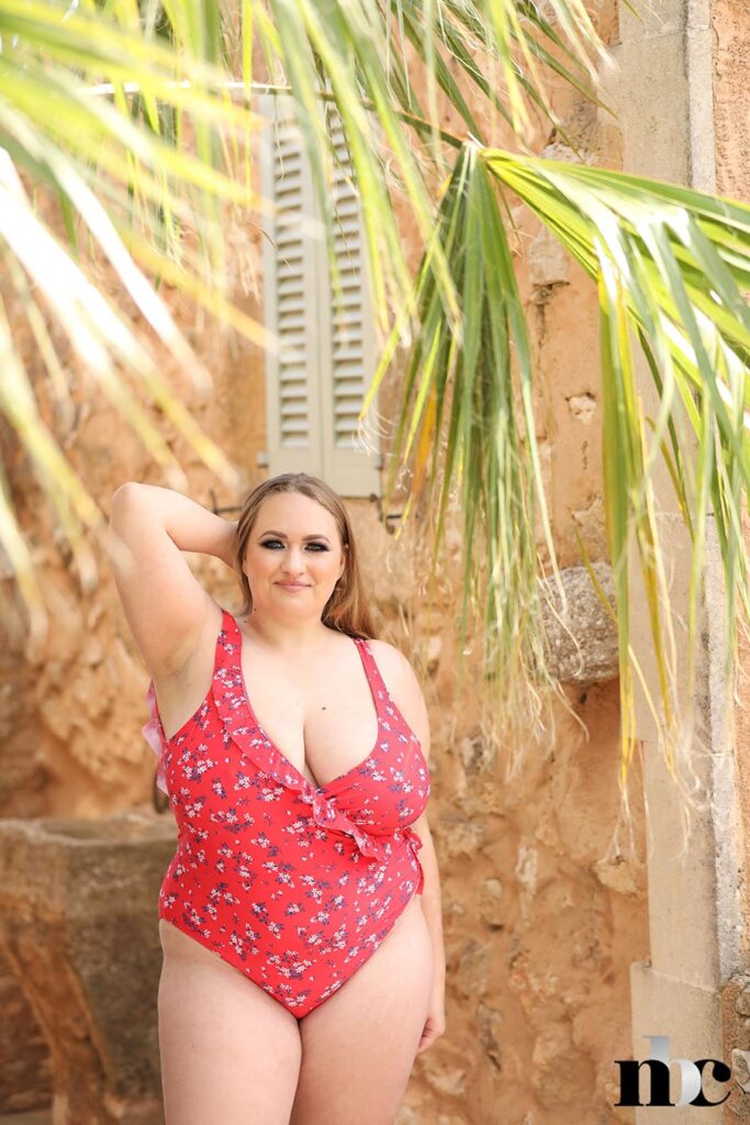 Sara Willis flashing her tits
