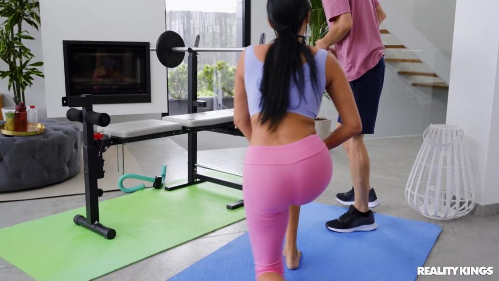 Anissa Kate runs into the Home gym Masturbator