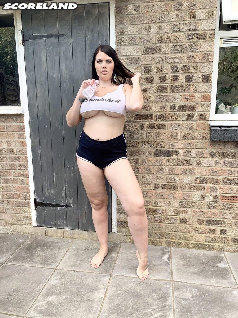 British bimbo Terri Lou oiling up her boobs