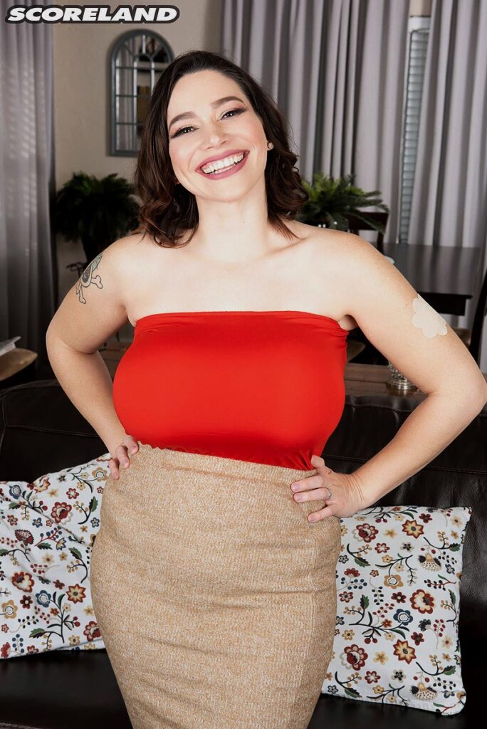 Brooklyn Springvalley squeezing and playing with a black dildo