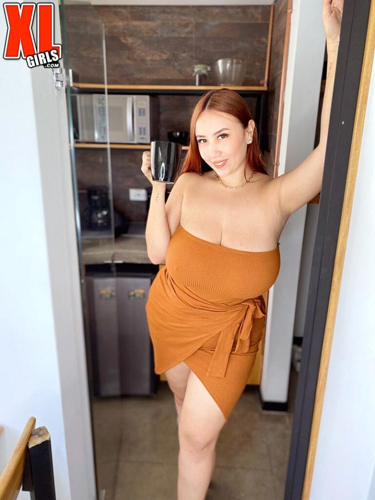 Curvy and busty goddess Mer play with black dildo