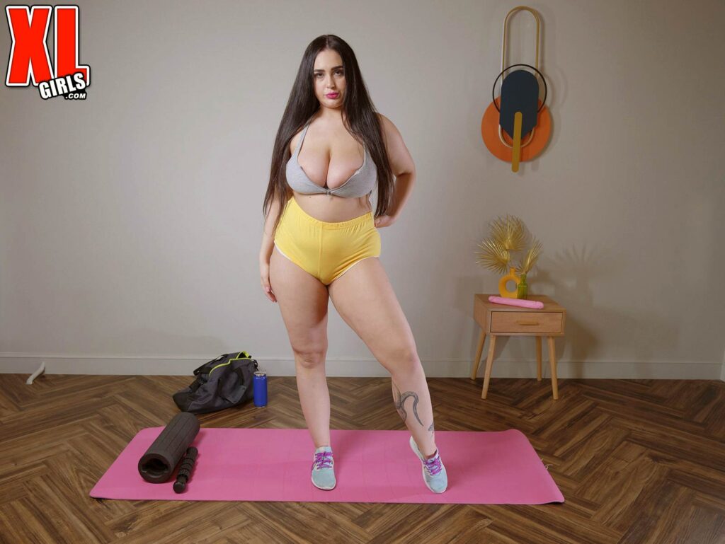 Curvy babe Lizzie Bakery working out her pussy