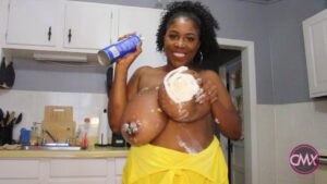 Maserati gets messy making a cherry cake - #5