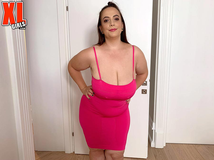 Romanian babe Mia Sweetheart knows how to dress sexy and luscious