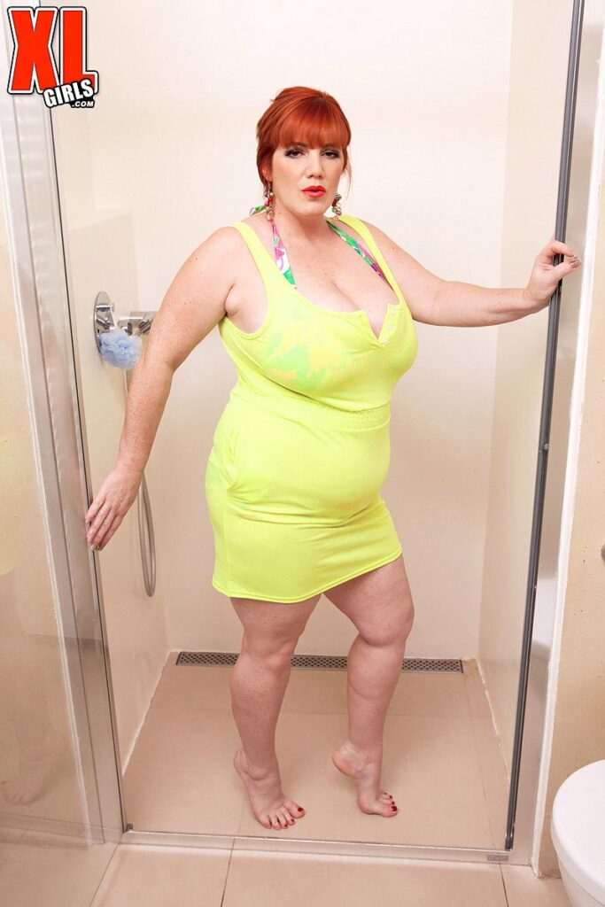 Roxee Robinson bathroom, big boobs & beyond